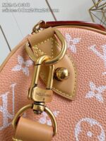 Borsa di lusso in pelle pesca con dettagli in oro e logo iconico.