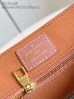 Interno di borsa Louis Vuitton in pelle color pesca con dettaglio in metallo dorato.