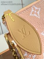 Borsa Louis Vuitton in pelle pesca con logo monogramma e dettagli in oro elegante e sofisticato.