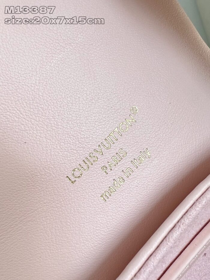 Interno rosa di lusso Louis Vuitton in pelle, elegante e di alta qualità.