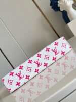 Scatola Louis Vuitton rosa con monogramma di lusso, elegante e moderna, su sfondo neutro.