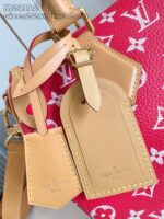 Etichette da bagaglio Louis Vuitton in pelle tan su borsa monogramma rosa vibrante.
