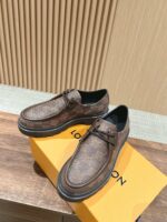 Scarpe Louis Vuitton slip-on in cuoio con logo iconico su scatola arancione, stile elegante e casual.
