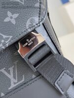 Borsa Louis Vuitton nera con fibbia in metallo lucido e tracolla regolabile in tessuto.