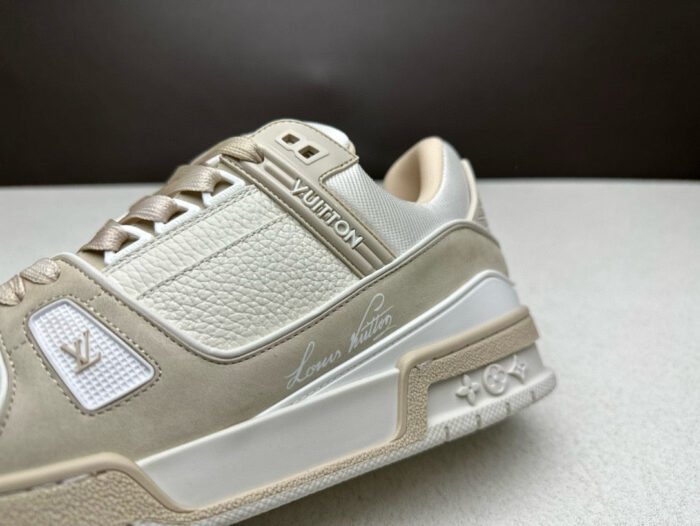 Sneaker Louis Vuitton beige elegante, stile urbano, comfort premium e dettagli di lusso.