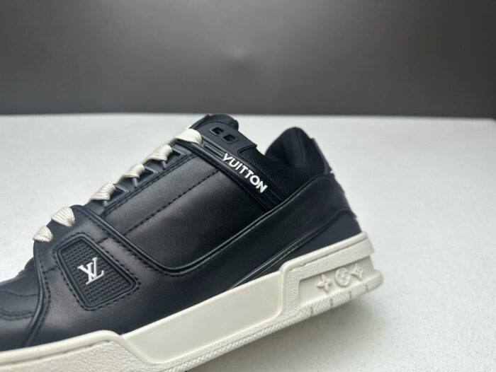 Sneaker Louis Vuitton in pelle nera e bianca, stile moderno ed elegante, logo embossato e suola iconica.