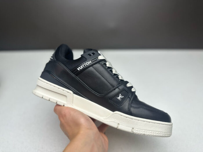 Sneaker Louis Vuitton nera e bianca in pelle con logo, suola spessa per stile e comfort urbano.