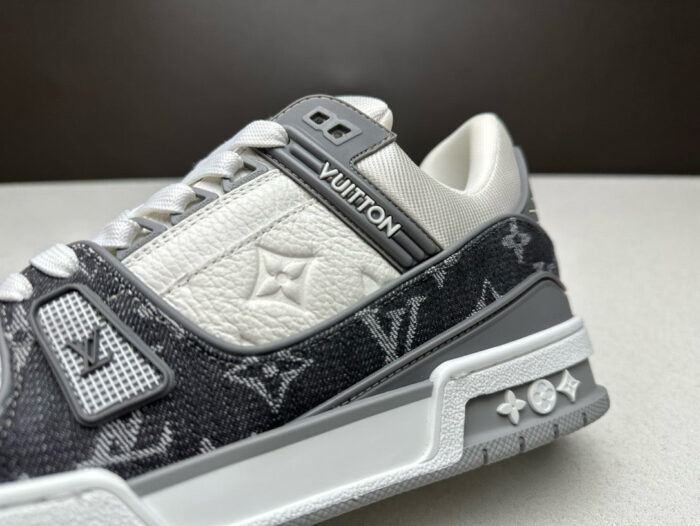 Sneaker Louis Vuitton monogramma in pelle e tessuto, stile moderno, elegante e confortevole.