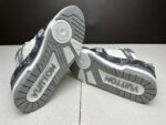 Sneaker Louis Vuitton luxury in bianco e grigio con design sportivo e dettagli eleganti.