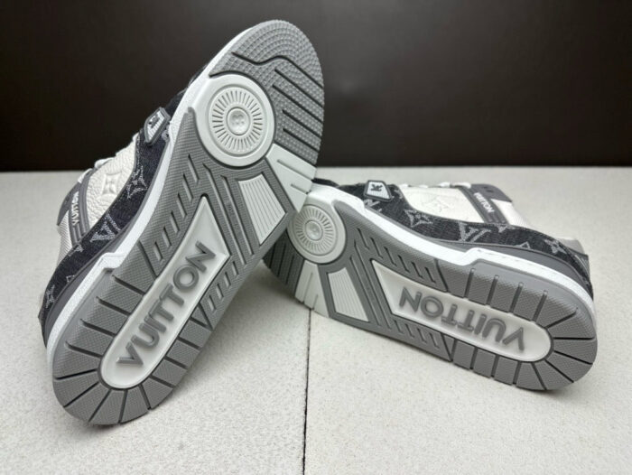 Sneaker Louis Vuitton luxury in bianco e grigio con design sportivo e dettagli eleganti.