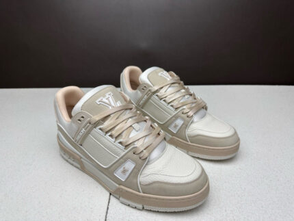 Sneakers Louis Vuitton beige e cream, stile elegante, comfort e lusso per ogni outfit.