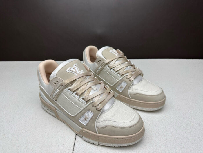 Sneakers Louis Vuitton beige e cream, stile elegante, comfort e lusso per ogni outfit.