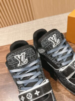 Sneakers Louis Vuitton nere con logo bianco, lacci azzurri e suola robusta, stile luxury streetwear.