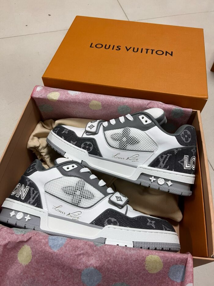 Sneakers Louis Vuitton di lusso in confezione elegante, stile streetwear moderno, dettagli iconici e di alta qualità.