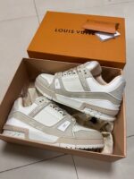 Sneaker Louis Vuitton di lusso in scatola arancione, stile moderno e dettagli eleganti.