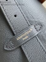 Borsa Louis Vuitton grigia in pelle con logo dorato e dettagli di alta qualità.