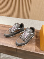Sneakers Louis Vuitton in suede marrone con dettagli rosa, stile elegante e sportivo di lusso.