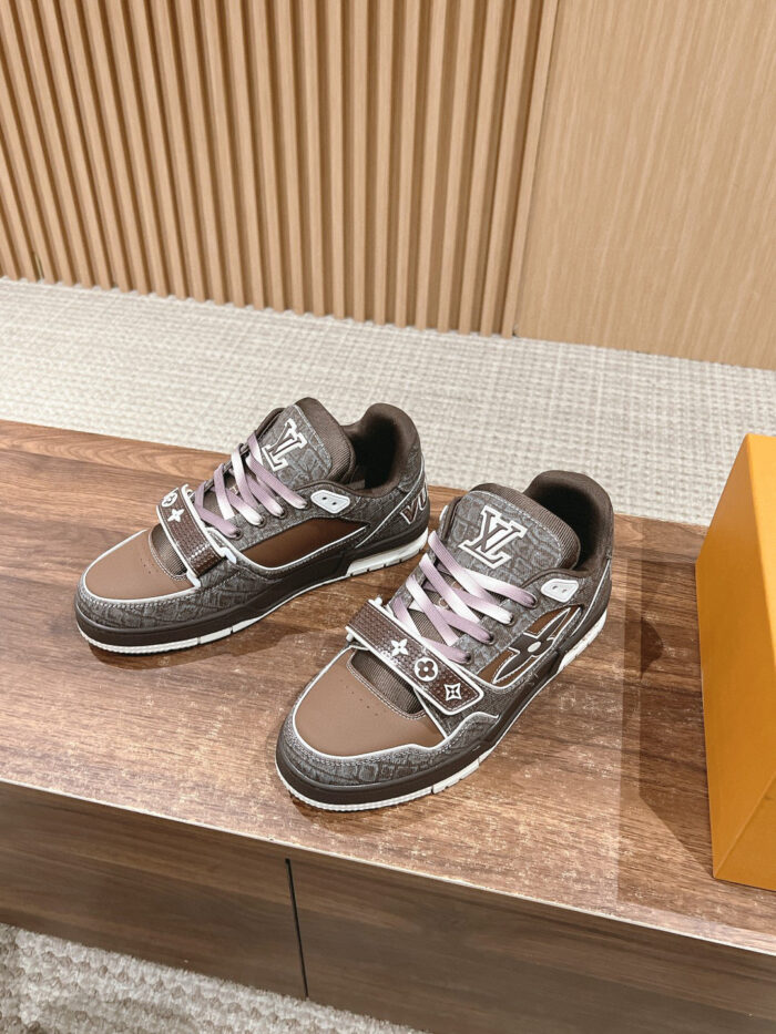 Sneakers Louis Vuitton in suede marrone con dettagli rosa, stile elegante e sportivo di lusso.