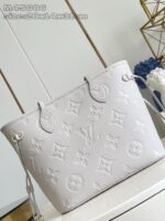 Borsa Louis Vuitton in pelle con motivo monogramma elegante e manici robusti.