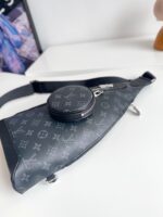 Borsa Louis Vuitton monogramma con portamonete coordinato, elegante design moderno in black.