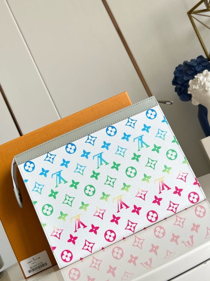 Clutch Louis Vuitton multicolore, design elegante e moderno, accessorio di lusso per ogni occasione.