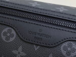 Portafoglio Louis Vuitton in pelle nera con monogramma embossé e dettaglio con zip elegante.