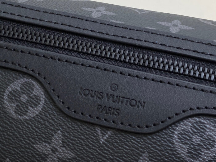 Portafoglio Louis Vuitton in pelle nera con monogramma embossé e dettaglio con zip elegante.