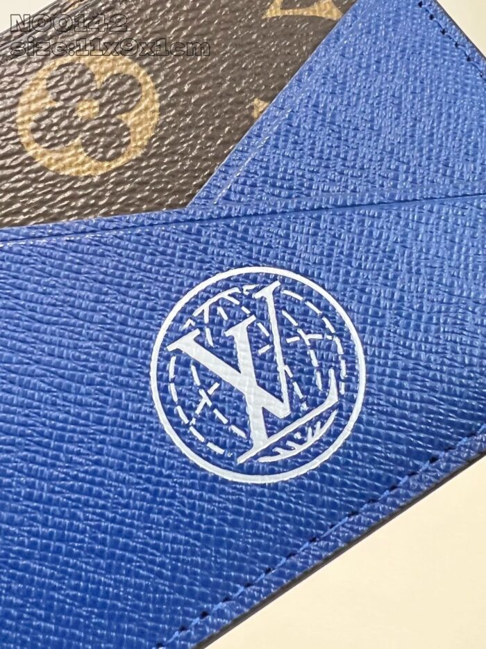 Portafoglio di lusso Louis Vuitton blu e nero con logo iconico e design elegante.