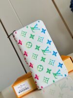 Portafoglio Louis Vuitton monogramma colorato su sfondo bianco, con scatola orange e stile elegante.