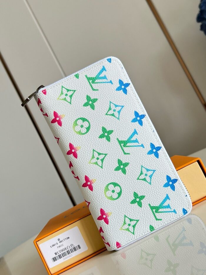 Portafoglio Louis Vuitton monogramma colorato su sfondo bianco, con scatola orange e stile elegante.