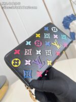 Portafoglio Louis Vuitton con monogramma colorato e dettagli dorati, stile elegante e moderno.
