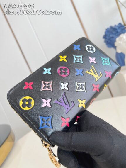 Portafoglio Louis Vuitton con monogramma colorato e dettagli dorati, stile elegante e moderno.