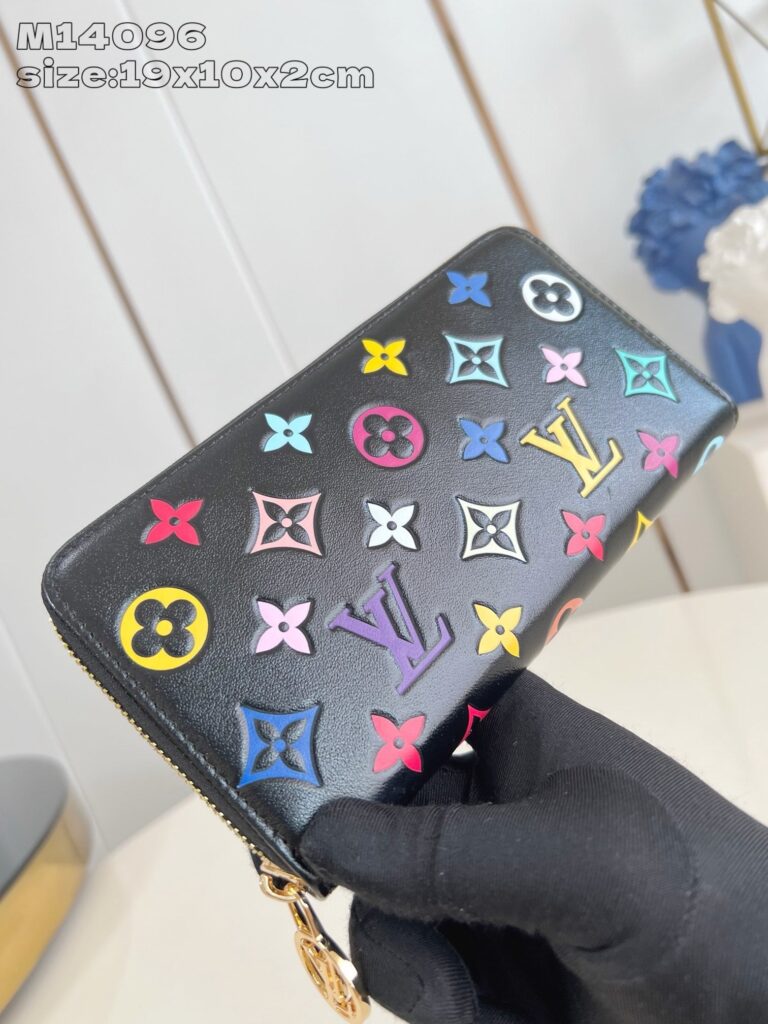 Portafoglio Louis Vuitton con monogramma colorato e dettagli dorati, stile elegante e moderno.