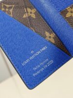 Portafoglio Louis Vuitton Monogramma e Pelle Blu, Collezione Primavera-Estate 2025.