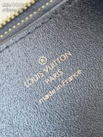 Portafoglio Louis Vuitton in pelle con logo dorato e dettagli di alta qualità.