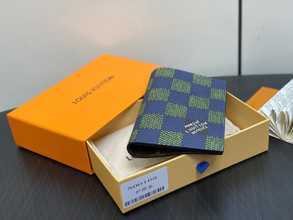 Portafoglio Louis Vuitton in scatola di lusso con design checkered blu e verde.