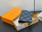 Portafoglio Louis Vuitton in pelle con motivo colorato, confezionato in scatola elegante e di lusso.