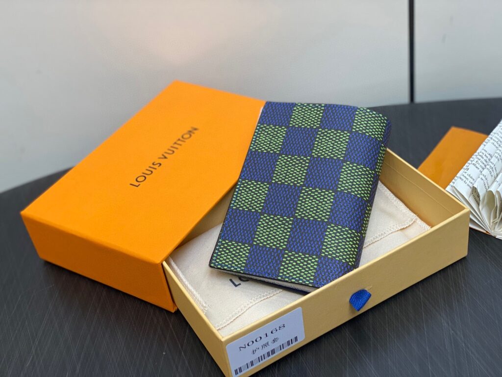 Portafoglio Louis Vuitton con confezione arancione di lusso e dettaglio pattern checkered.