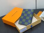 Portafoglio Louis Vuitton con confezione arancione di lusso e dettaglio pattern checkered.