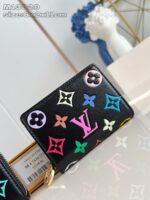 Portafoglio Louis Vuitton colorato in pelle di lusso con logo pastel e dettaglio oro.