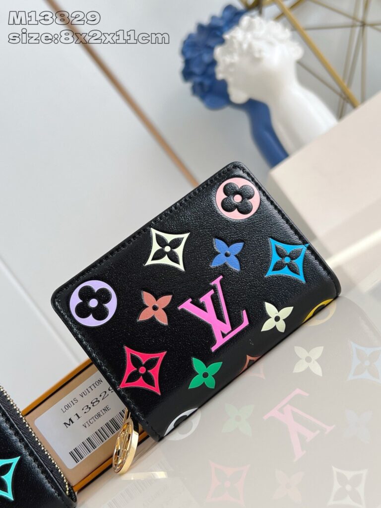 Portafoglio Louis Vuitton colorato in pelle di lusso con logo pastel e dettaglio oro.
