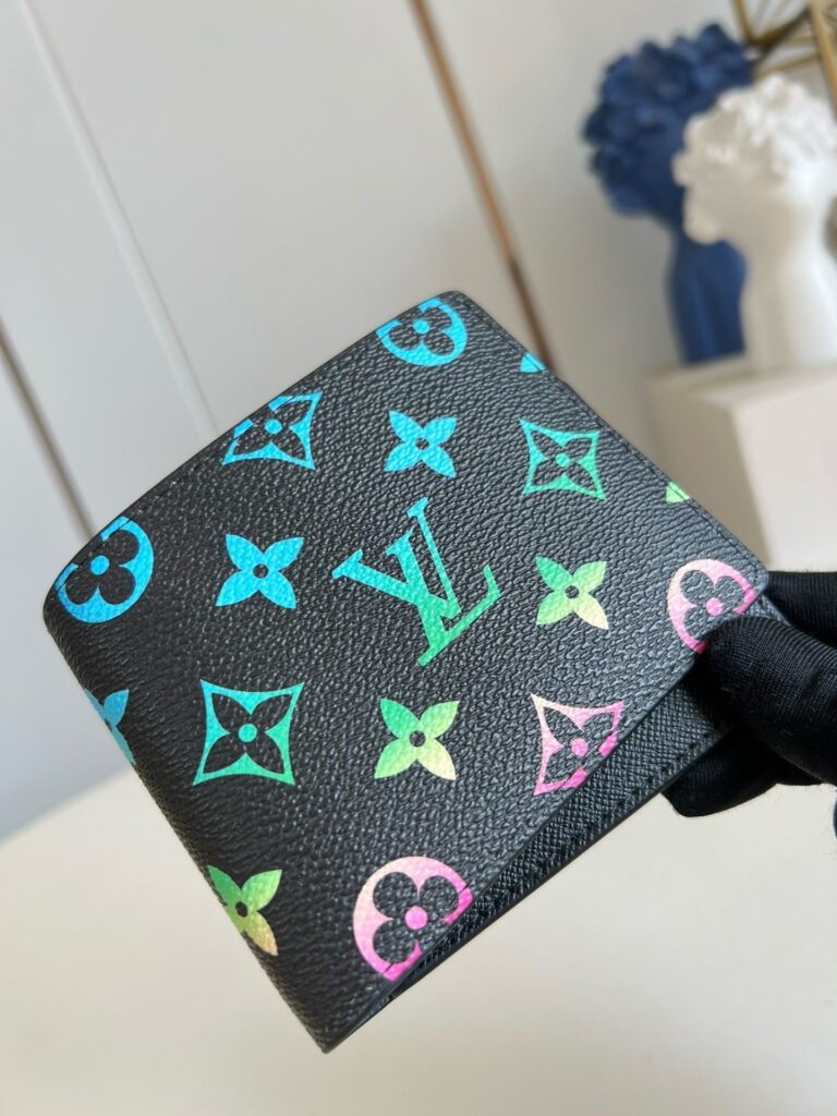 Portafoglio Louis Vuitton colorato in pelle di lusso con design moderno e dettagli vivaci.