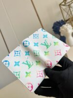 Portafoglio Louis Vuitton colorato con monogramma multicolore, design moderno e lussuoso.