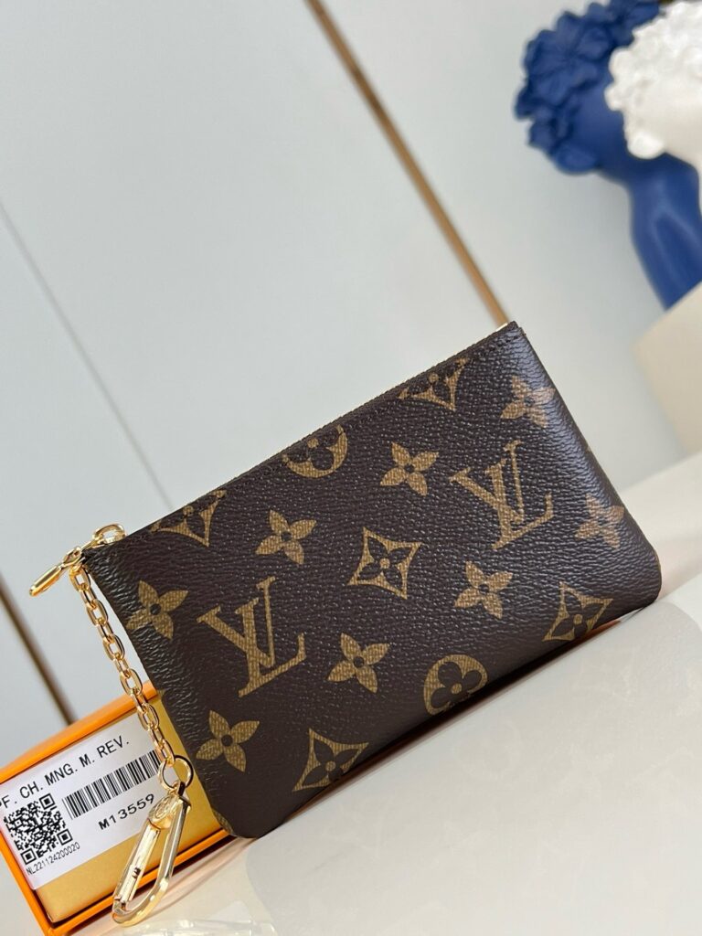 Portafoglio Louis Vuitton monogram con catena dorata, elegante e di alta qualità.