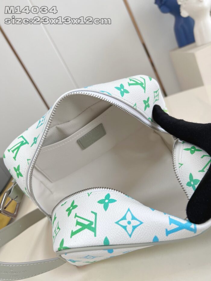Borsa Louis Vuitton bianca con loghi verdi e blu, elegante e versatile per ogni occasione.