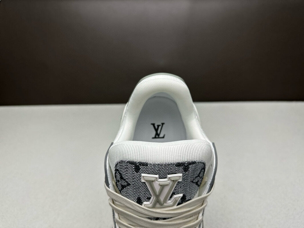 Scarpa Nike bianca di lusso con monogramma grigio e dettagli eleganti, perfetta per uno stile sofisticato.