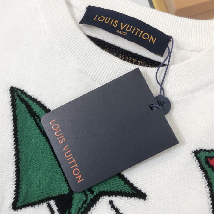 Maglione Louis Vuitton bianco con ricamo a foglia verde e etichetta elegante.