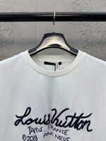 T-shirt bianca Louis Vuitton 2018, moda di lusso uomo con logo elegante e dettagli raffinati.