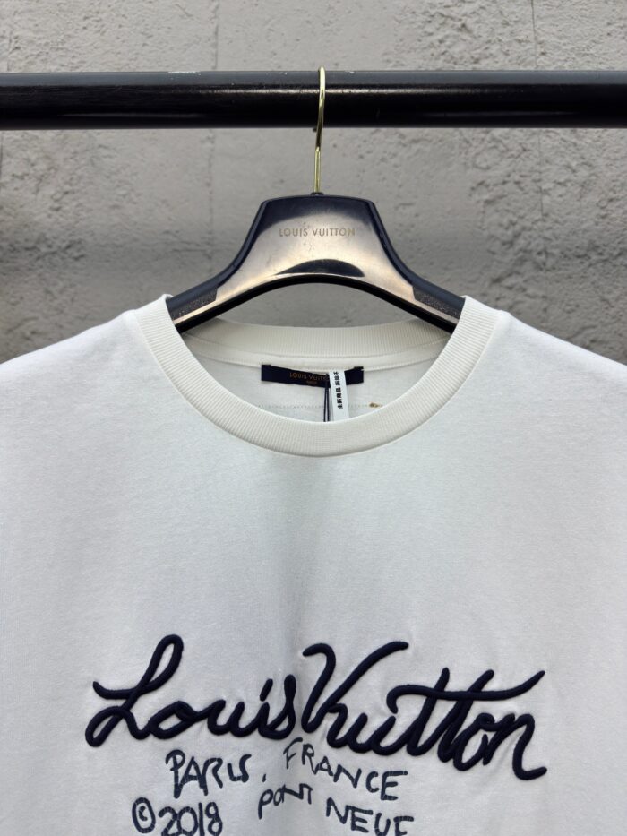 T-shirt bianca Louis Vuitton 2018, moda di lusso uomo con logo elegante e dettagli raffinati.