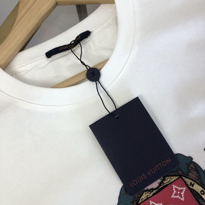 T-shirt bianca Louis Vuitton di lusso con logo elegante e dettagli di alta qualità.